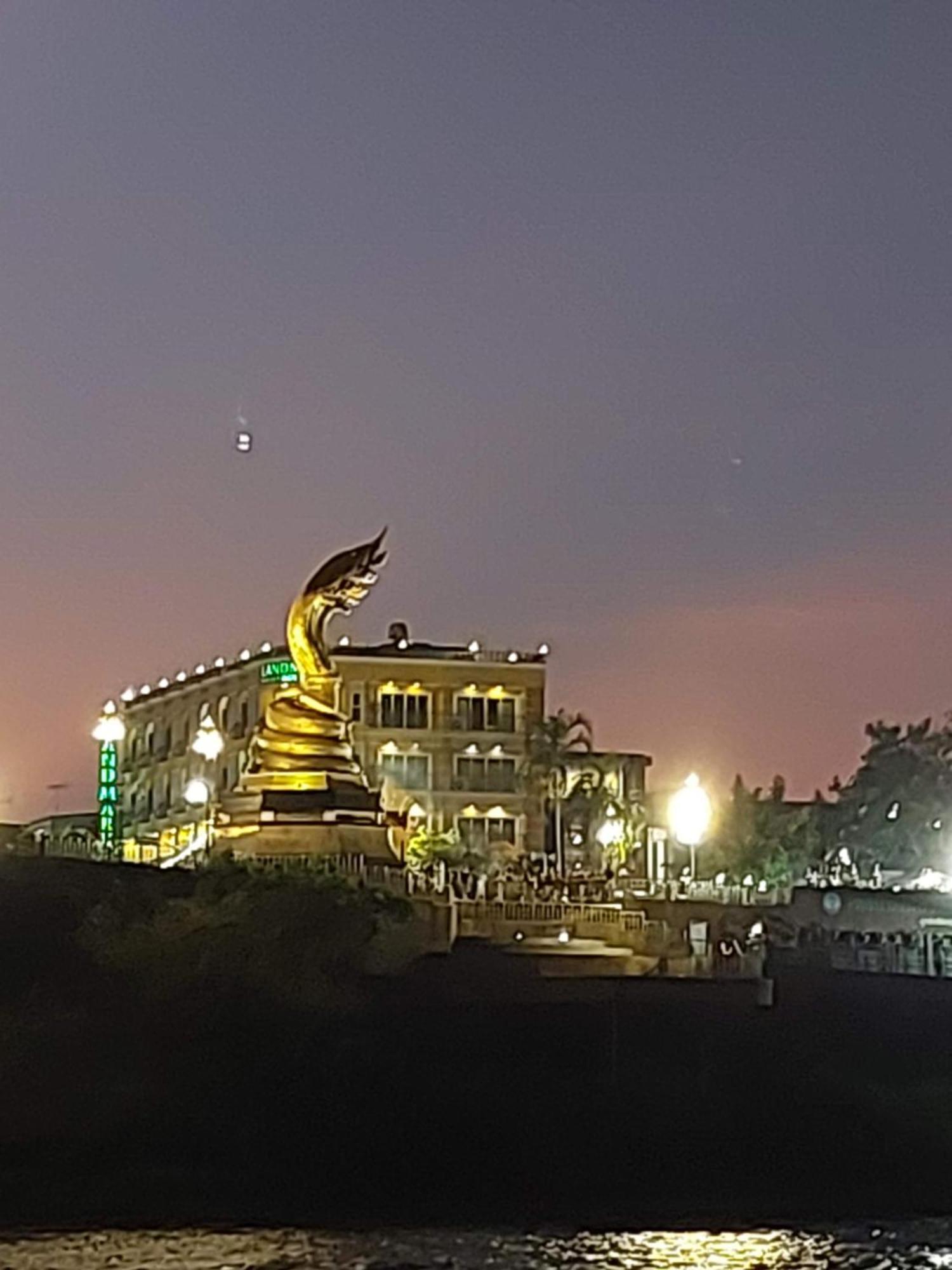 Happy Space วิลล่าทั้งหลัง 2นอน 2น้ำ ฟรี Wifi จอดรถ Nakhon Phanom Bagian luar foto